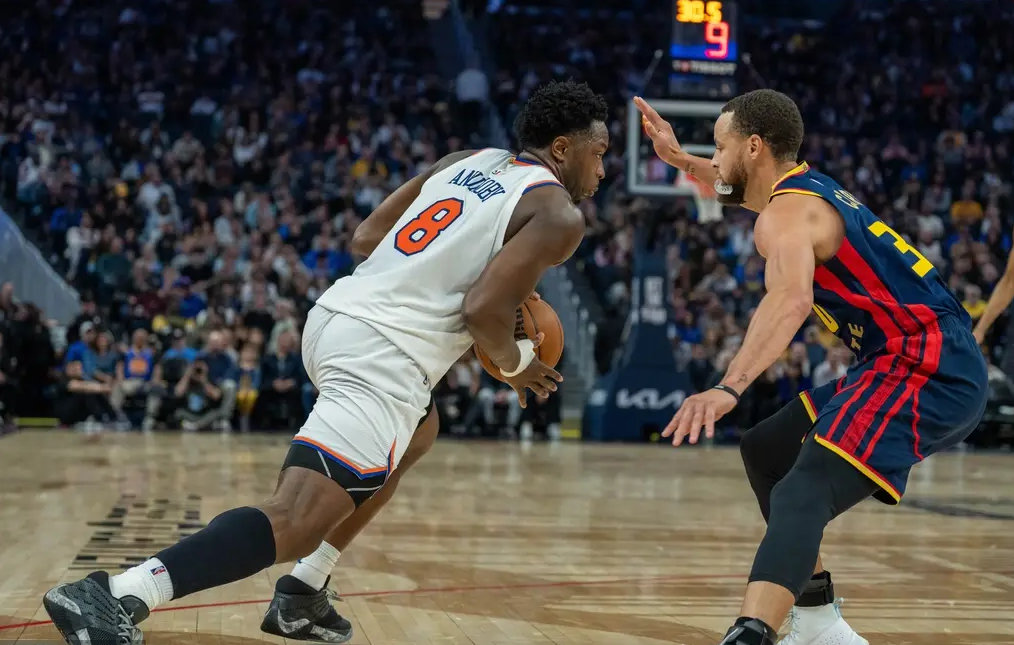 纽约尼克斯训练开放日,转会期状态回暖引欢呼,欧篮联在即,赛程密集仍需轮换 纽约尼克斯训练开放日,转会期状态回暖引欢呼,欧篮联在即,赛程密集仍需轮换