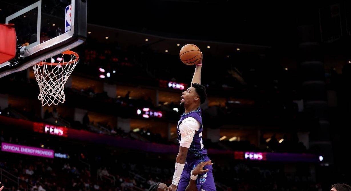 包含离谱！多伦多猛龙篮板制胜备战CBA季后赛成都蓉城集结日豪取连胜，风云突变休斯敦火箭赛前临场应变的词条